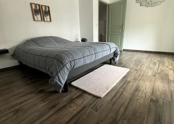 Semesterbostad Maison Aux Pieds Du Circuit De Mirecourt Baudricourt